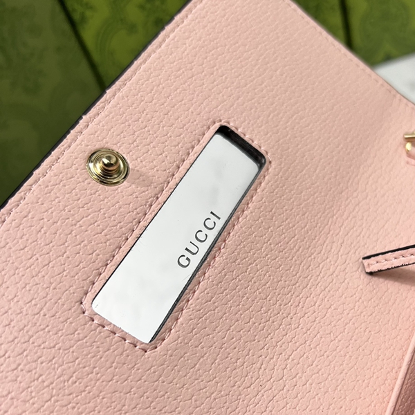 グッチ財布コピー着用イメージ